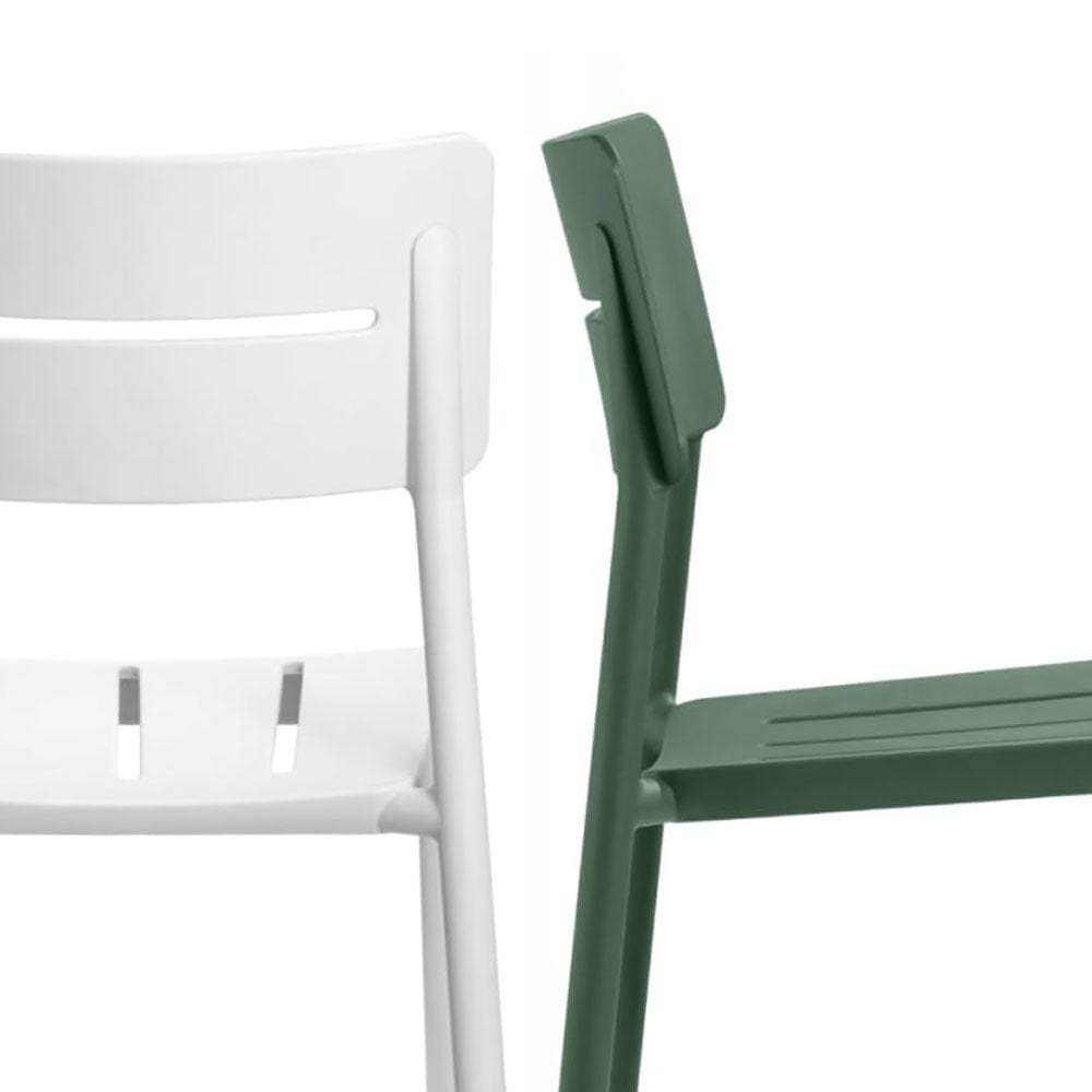 La chaise OUTO 11 de TOOU s'empile facilement. Le matériau imperméable et résistant aux UV est façonné en une collection de sièges aux dimensions généreuses, mais légers et faciles à manipuler.