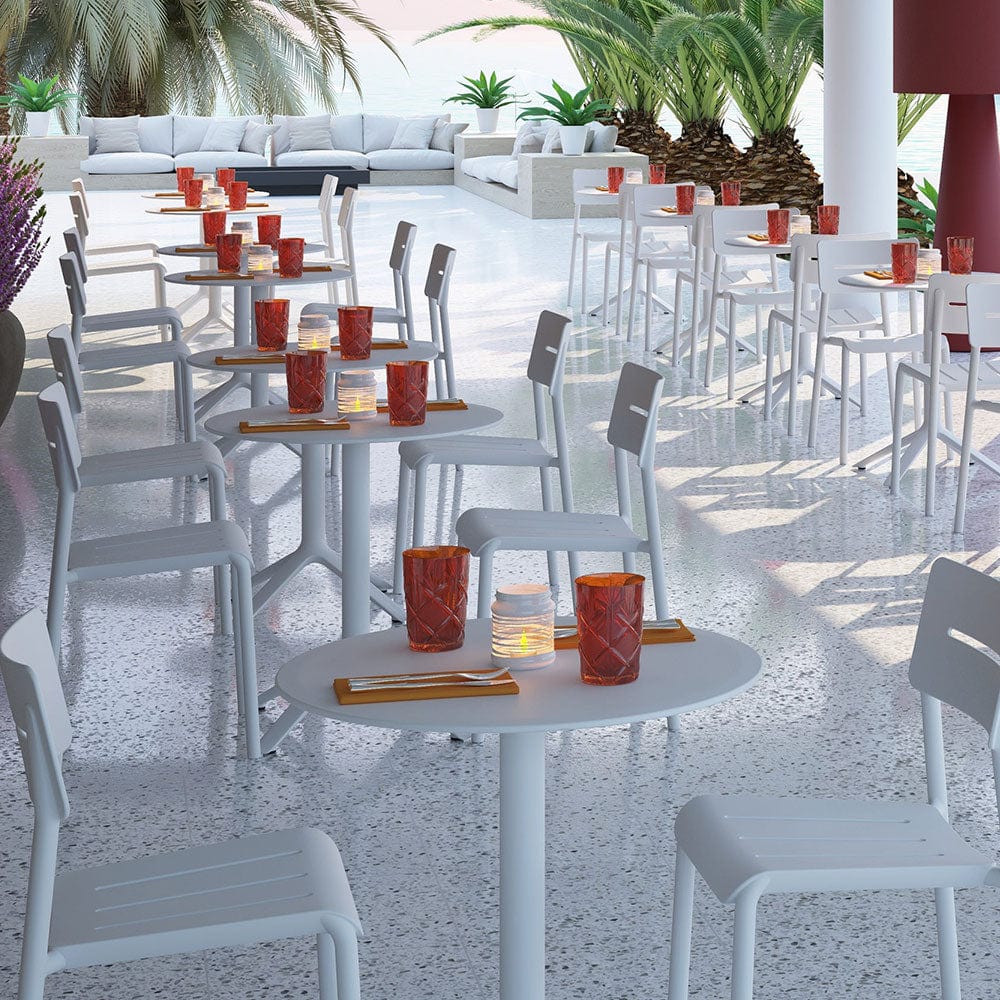 Eex par TOOU Design présente une collection de tables de collectivité qui ont également une certaine vocation pour les contextes domestiques, avec des plateaux carrés ou ronds adaptés à différents usages
