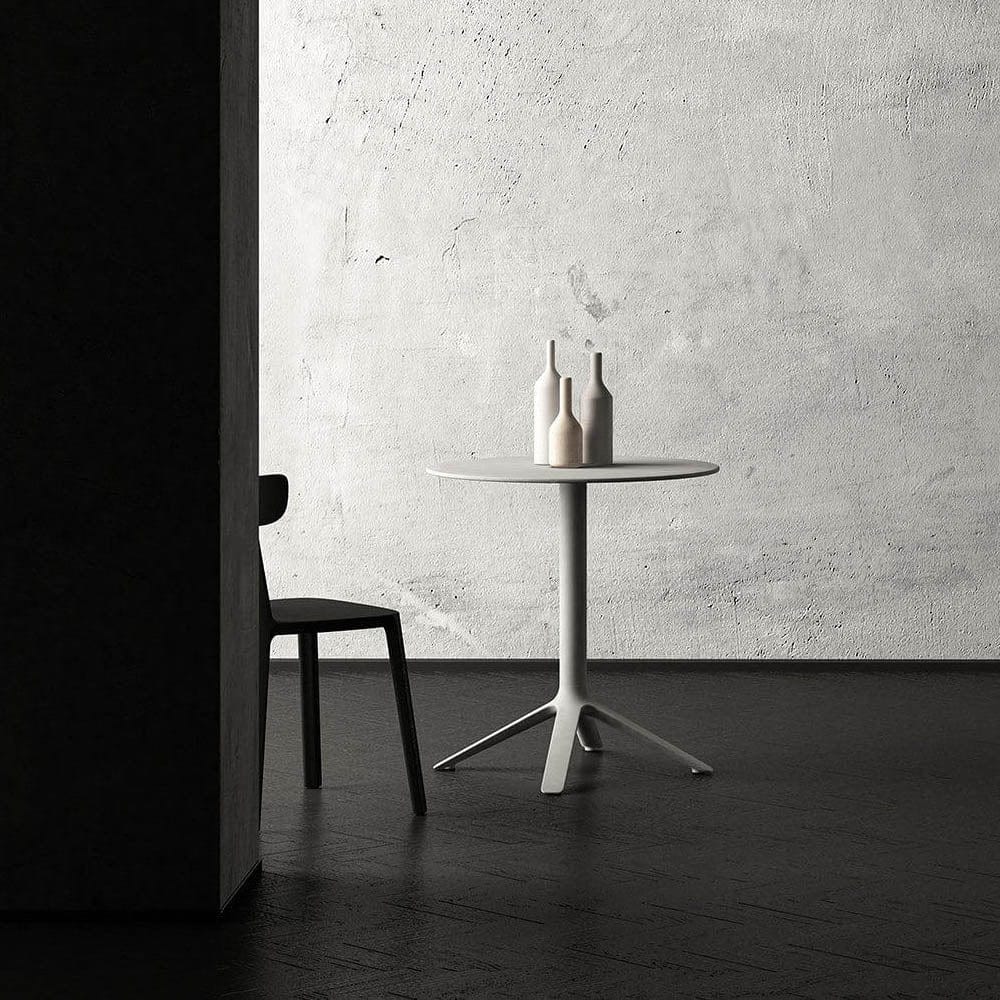 Eex par TOOU Design présente une collection de tables de collectivité qui ont également une certaine vocation pour les contextes domestiques, avec des plateaux carrés ou ronds adaptés à différents usages