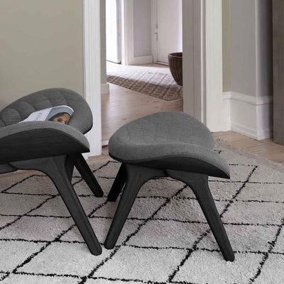 L'ottoman A conversation Piece par Umage est conçu pour compléter les délicates silhouettes en forme de cœur du fauteuil, ce qui en fait le compagnon idéal. Ce pouf possède le même design délicat et organique.