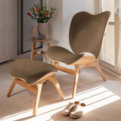L'ottoman A conversation Piece par Umage est conçu pour compléter les délicates silhouettes en forme de cœur du fauteuil, ce qui en fait le compagnon idéal. Ce pouf possède le même design délicat et organique.