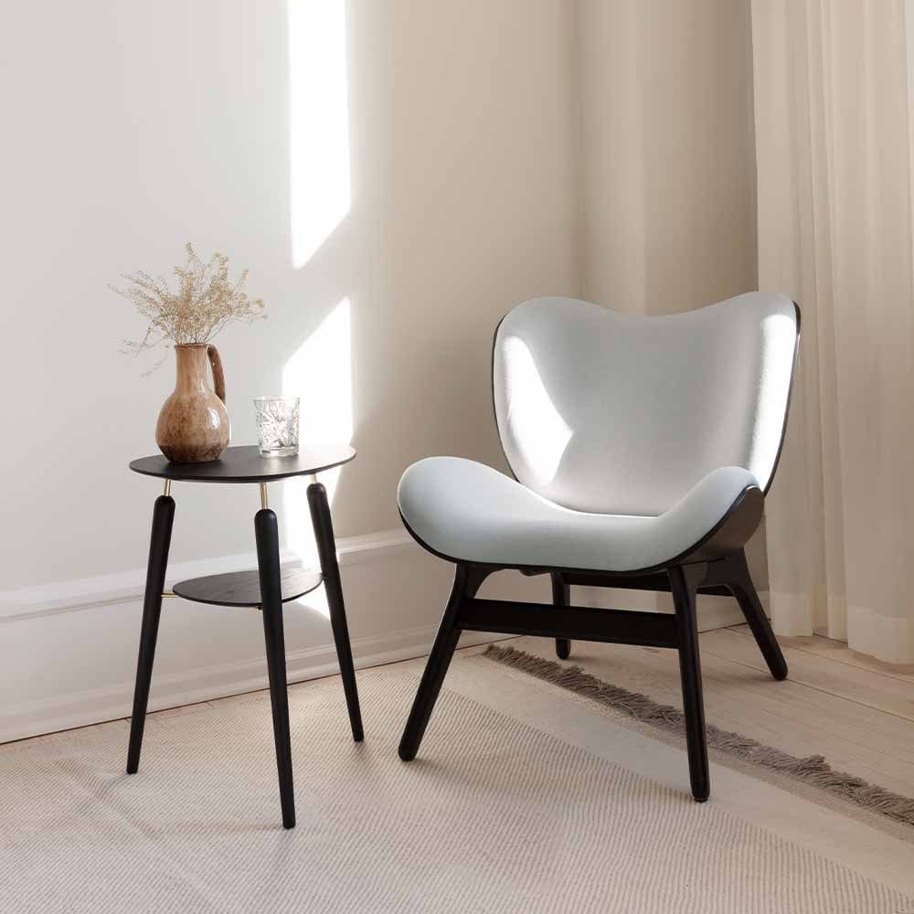 Le fauteuil A Conversation Piece Low par Umage est disponible en chêne, en chêne foncé et en chêne noir et dans des couleurs soigneusement sélectionnées.