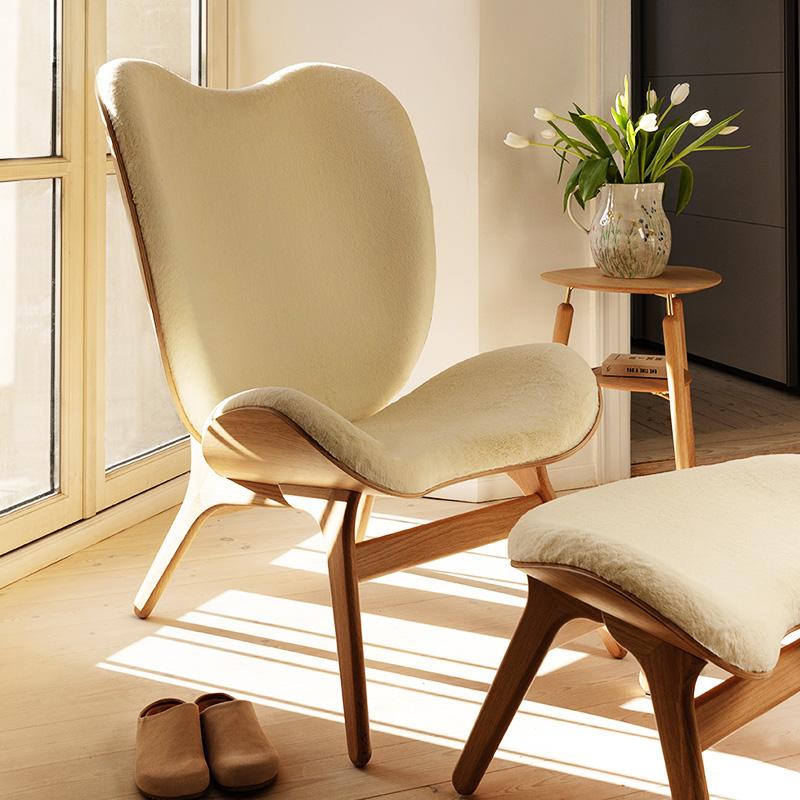 A Conversation Piece Tall par Umage est un fauteuil de design qui se démarque dans n'importe quel environnement et qui est parfait pour profiter d'un bon livre ou engager une conversation, favorisant la relaxation et la vie lente