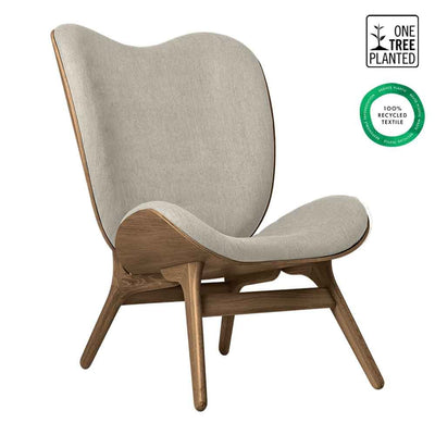 Umage A Conversation Piece Tall, fauteuil confortable avec dossier haut, en bois et tissu, chêne foncé, sable blanc