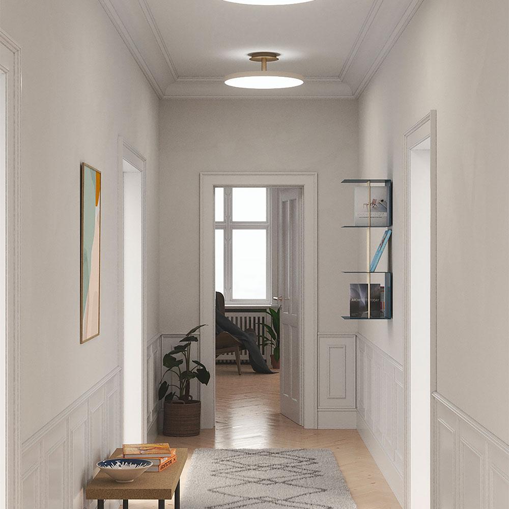 La lampe à fixer au plafond Asteria Up de la compagnie Umage offre non seulement la lumière parfaite, mais constitue également une solution très discrète et élégante