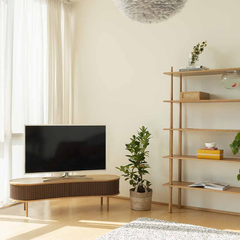 Umage présente Audacious, un meuble polyvalent qui peut parfaitement vous servir de banc pour s'asseoir ou pour cacher votre équipement audiovisuel sous la télévision.