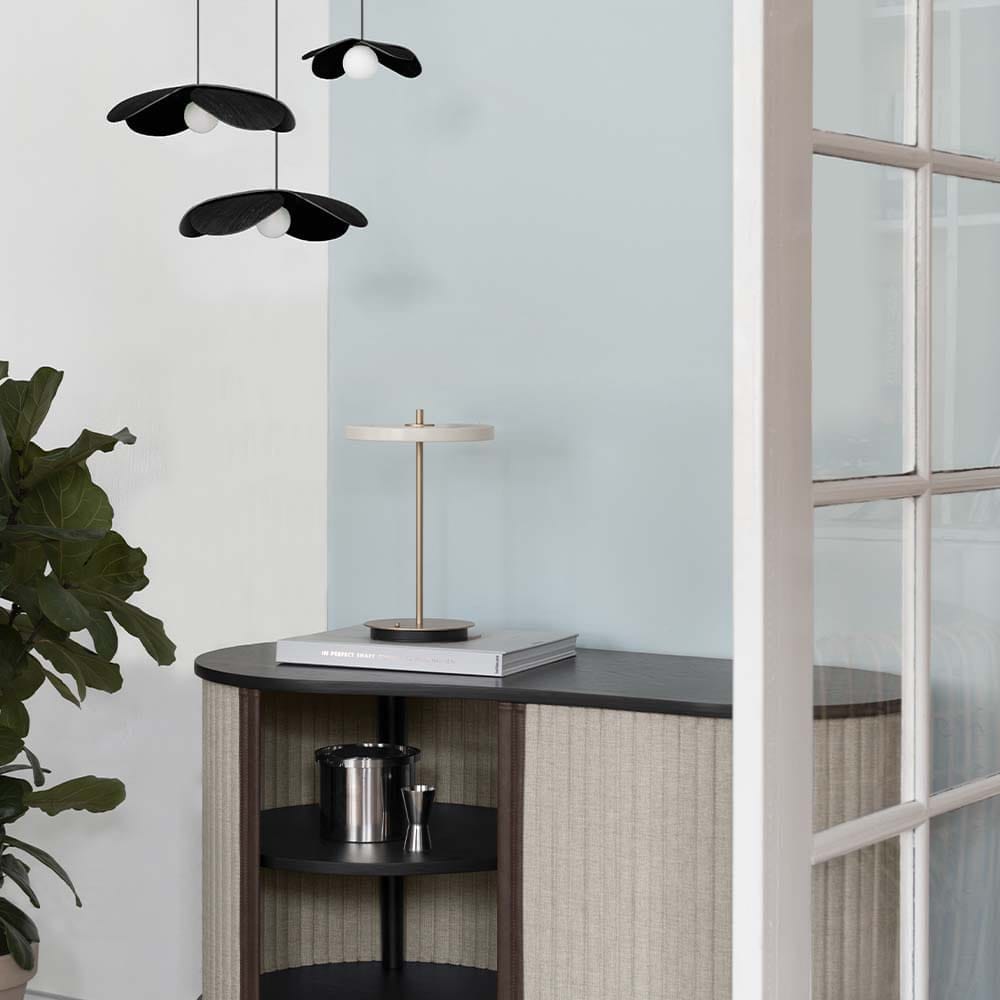 Le design de la lampe de table Asteria Move d’Umage est une merveille d'ingénierie moderne. Que vous cherchiez une lampe pour votre bureau, votre chambre ou votre salon, l'Asteria Move est le choix idéal.