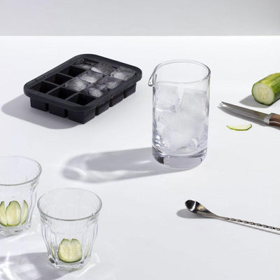 Ce plateau W&P Design permet de préparer douze glaçons pour vos besoins quotidiens en boissons. Le couvercle fourni permet d'éliminer les saveurs désagréables de votre congélateur