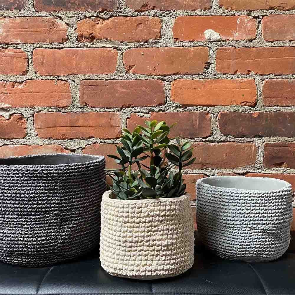 Les cache-pots Weaver, en ciment de différentes couleurs et tailles, s'accorderont parfaitement et mettront en valeur toutes vos plantes et fleurs.
